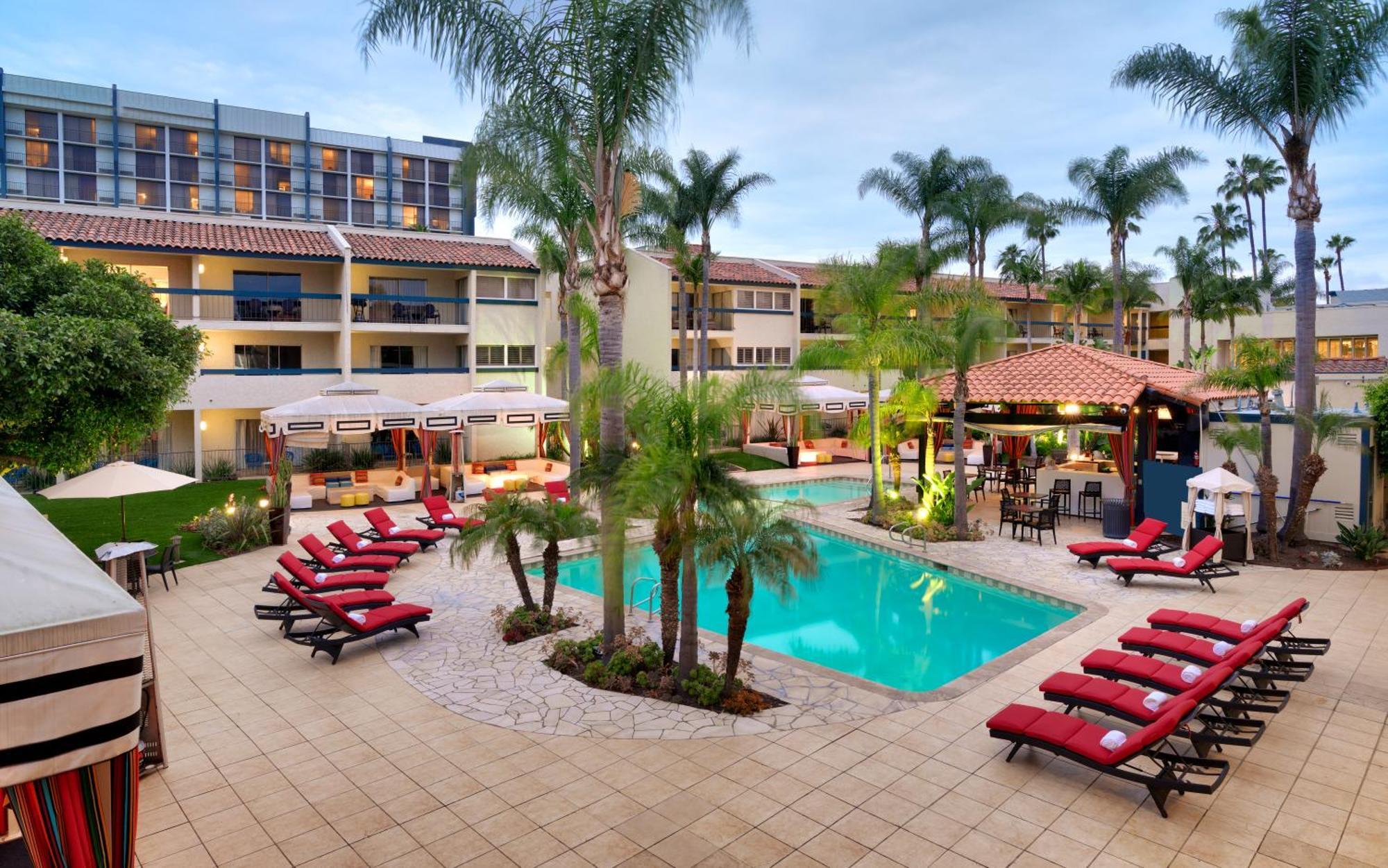 Atrium Hotel Orange County Ървайн Екстериор снимка